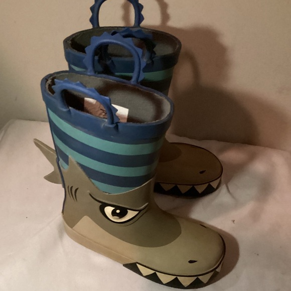 Adorable size 7/8 Member’s Mark shark rain boots. Used condition. - Picture 1 of 6